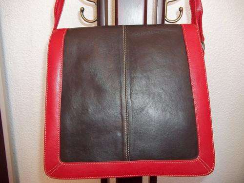 *NEW ARRIVALS***Stunning 100%  Genuine leather  Hand Bag in RED AND BLACK. A great buy!.