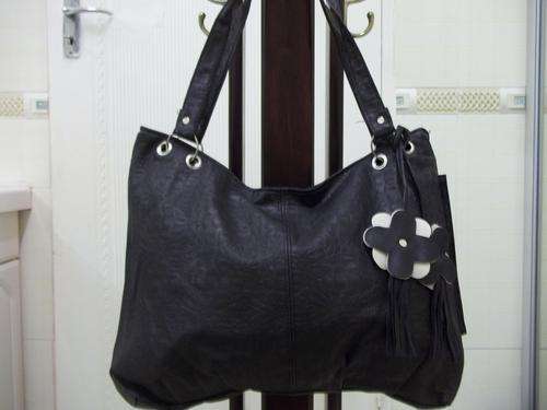 **Beautiful ladies Soft leather look hand bag in BLACK !. Great everyday hand bag.