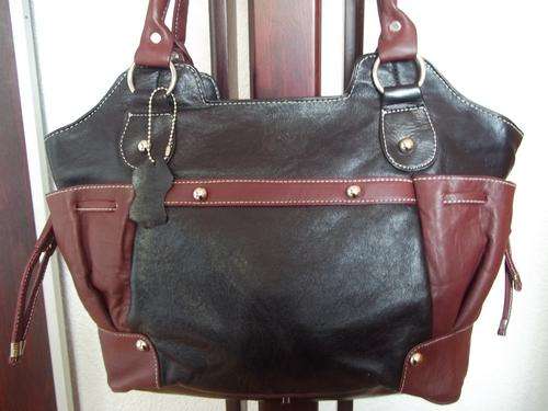 WOW! GORGEOUS NEW ARRIVALS***Stunning 100%  Genuine leather  Hand Bag in BLACK. A great buy!.