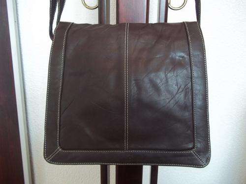WOW! GORGEOUS NEW ARRIVALS***Stunning 100%  Genuine leather  Hand Bag in BLACK. A great buy!.