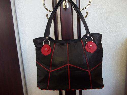 *NEW ARRIVALS***Stunning 100%  Genuine leather  Hand Bag in BLACK & RED. A Great buy!!