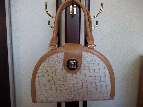 **Gorgeous ladies SOTTO hand bag in WHITE. Styled in Italy. GREAT QUALITY!