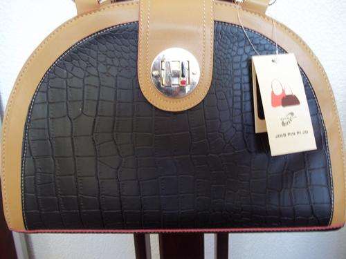 **Gorgeous ladies SOTTO hand bag in BLACK. Styled in Italy. GREAT QUALITY!