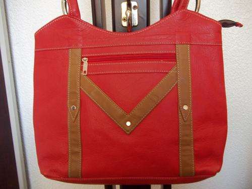 *NEW ARRIVALS***Stunning 100%  Genuine leather  Hand Bag in RED. A Great buy!!