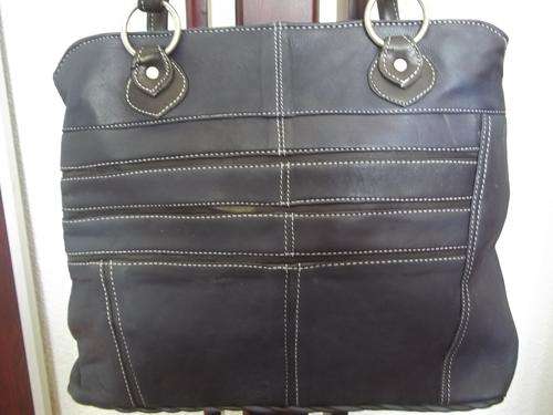 LATE ENTRY* GORGEOUS NEW ARRIVALS***Stunning 100%  Genuine leather  Hand Bag in NAVY . A great buy!.