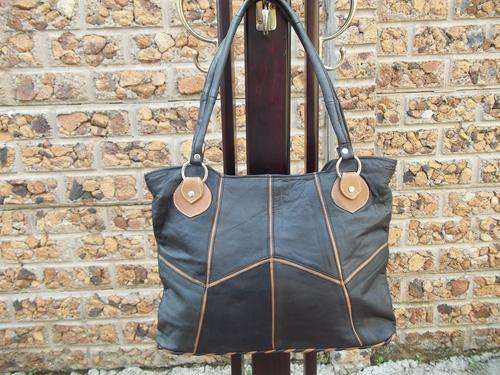 *** GORGEOUS NEW ARRIVALS***Stunning 100%  Genuine leather Hand Bag in BLACK & BROWN . A great buy!.