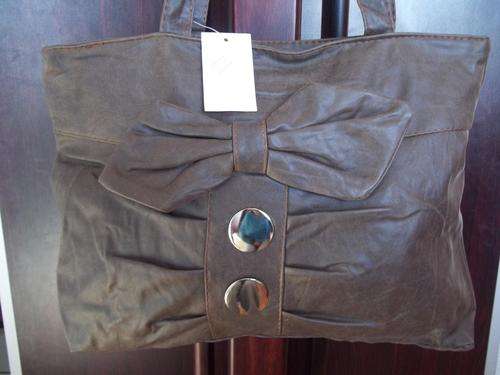**Beautiful ladies Soft leather look hand bag!. Great everyday hand bag.
