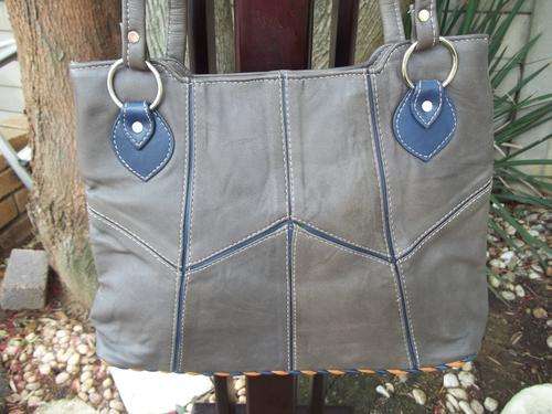 *** NEW ARRIVALS***Stunning 100%  Genuine leather Hand Bag in CAMEL BROWN. A great buy!.