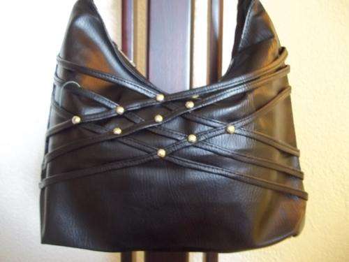 **Beautiful ladies Soft leather look hand bag in BLACK!. Great everyday hand bag.