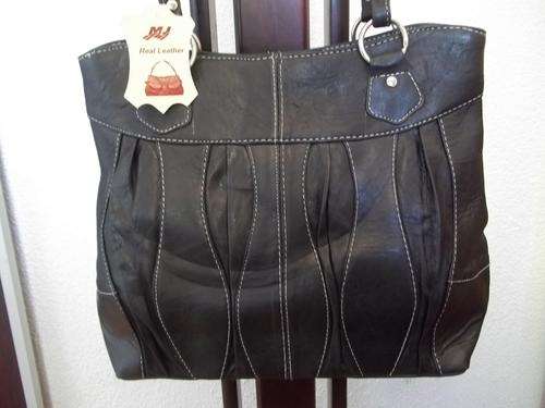 *** GORGEOUS NEW ARRIVALS***Stunning 100%  Genuine leather Hand Bag in BLACK  . A great buy!.