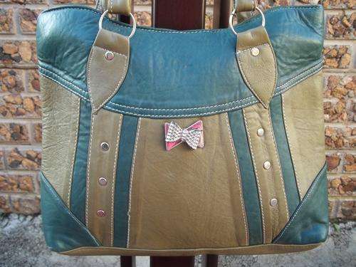 *** NEW ARRIVALS***Stunning 100%  Genuine leather Hand Bag in GREEN  . A great buy!.
