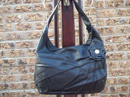 **Beautiful ladies Soft leather look hand bag in BLACK!. Great everyday hand bag.