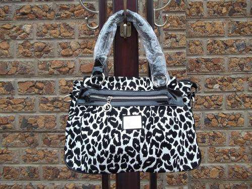 **HOT Designer style ladies hand bag in ANIMAL PRINT. Faux leather and suede. Make Fashion statement