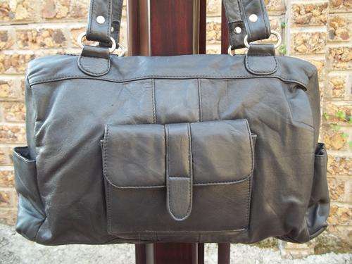 *Only One!*NEW ARRIVALS***Stunning 100%  Genuine leather  Hand Bag in BLACK. A great buy!.