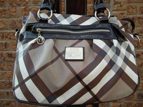 **HOT Designer style ladies hand bag in CHECK. Faux leather . Make Fashion statement