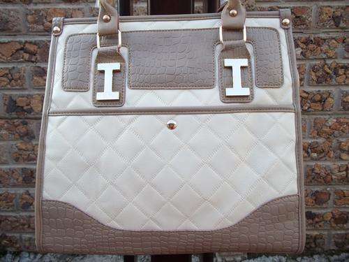 ***ONLY ONE***Stunning Ladies PU leather Bag in CREAM.  A Great buy!