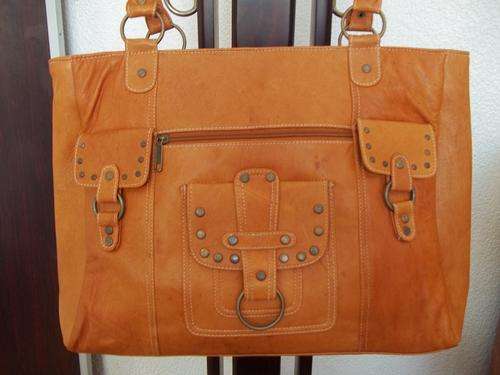 **NEW ARRIVAL**stunning 100%  Genuine leather LARGE TRAVEL/HAND Bag in TAN. Travel in STYLE!