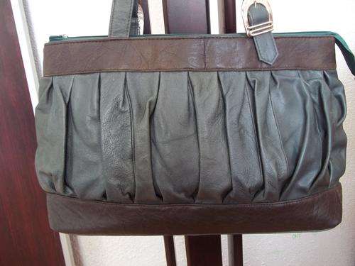 *Only One!*NEW ARRIVALS***Stunning 100%  Genuine leather  Hand Bag in GREEN. A great buy!.