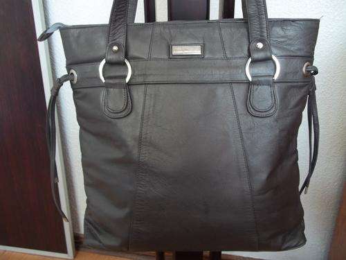 **NEW ARRIVAL**stunning 100%  Genuine leather LARGE TRAVEL/HAND . Travel in STYLE!