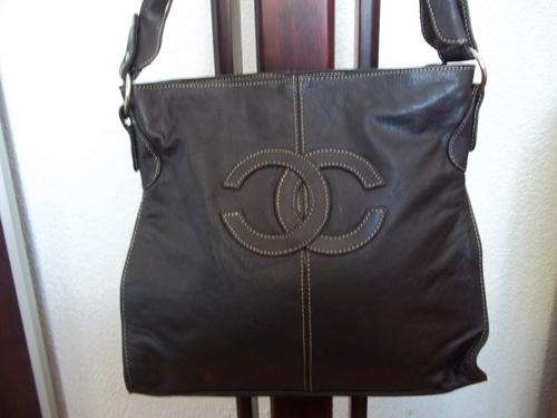 LATE ENTRY**Stunning Designer style 100%  Genuine leather  Hand Bag in BLACK . A great buy!.