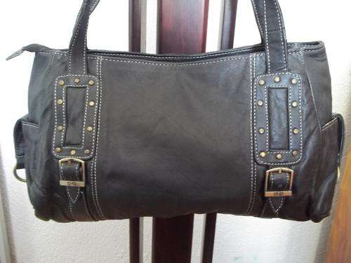 *NEW ARRIVALS***Stunning 100%  Genuine leather  Hand Bag in  BLACK . A great buy!.