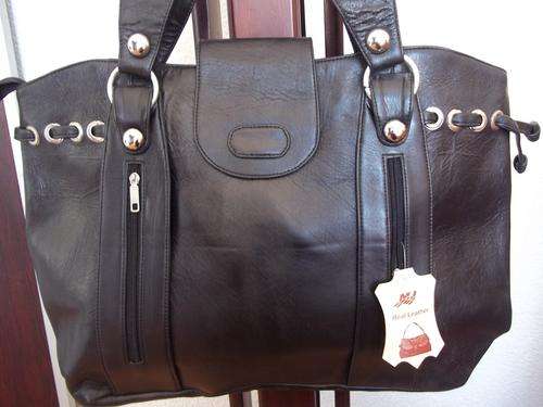 **NEW ARRIVAL**stunning 100%  Genuine leather LARGE TRAVEL/HAND Bag in BLACK. Travel in STYLE!
