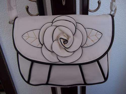 LATE ENTRY**Stunning Ladies PU leather Bag in WHITE.  A Great buy! Great Quality!