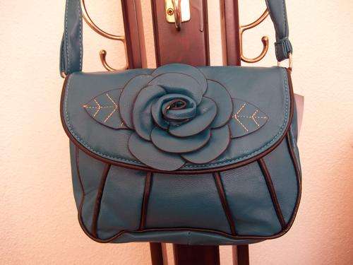 LATE ENTRY**Stunning Ladies PU leather Bag in TEAL.  A Great buy! Great Quality!