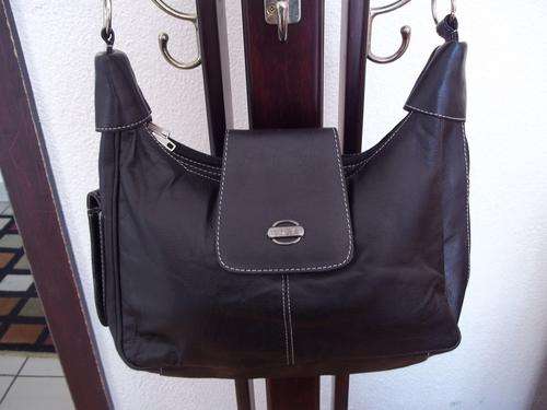 ***NEW ARRIVALS***Stunning 100%  Genuine  Leather Hand Bag in BLACK. A great buy!.