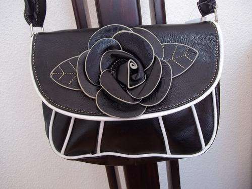 LATE ENTRY**Stunning Ladies PU leather Bag in BLACK & WHITE.  A Great buy! Great Quality!