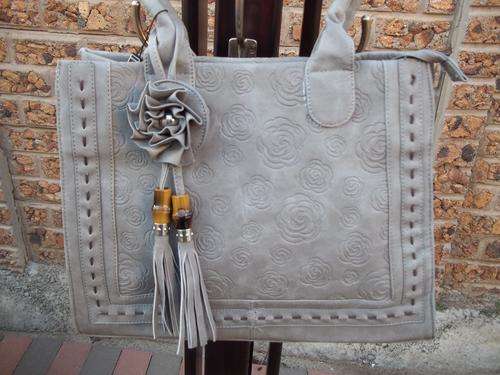 LATE ENTRY**Stunning Ladies leather Bag in GREY .  A Great buy! Great Quality!