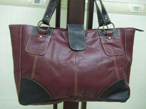 ONLY ONE!**stunning Real leather LARGE TRAVEL/HAND MAROON. Travel in STYLE!