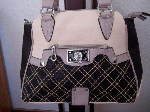 ***Stunning Ladies leather Bag in BLACK & CREAM. ABSOLUTELY GORGEOUS  A Great buy! Great Quality!
