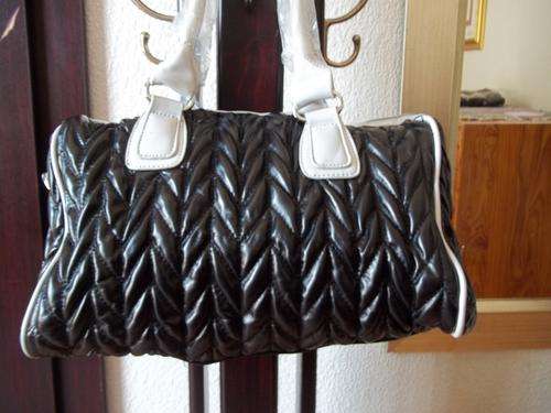 LATE ENTRY***Stunning Ladies bonded leather  HAND BAG IN BLACK & GREY.  A Great buy! Great Quality!