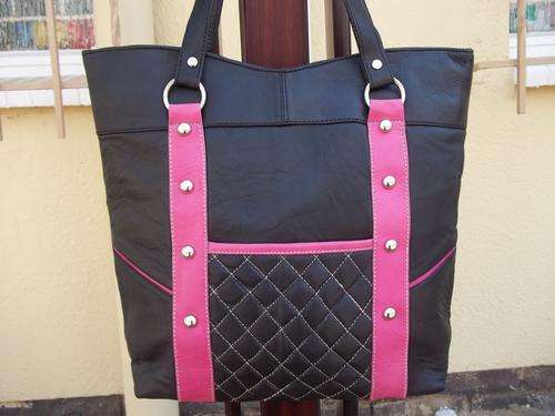 ONLY ONE* GORGEOUS NEW ARRIVALS***Stunning 100%  Genuine leather Hand Bag in BLACK . A great buy!.
