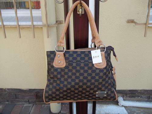**HOT Designer style ladies hand bag in BROWN. Faux leather . Make Fashion statement