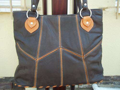 ONLY ONE* GORGEOUS NEW ARRIVALS***Stunning 100%  Genuine leather Hand Bag in BROWN . A great buy!.