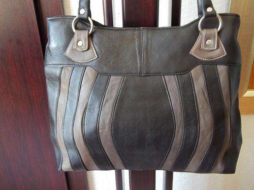 ONLY ONE* GORGEOUS NEW ARRIVALS***Stunning 100%  Genuine leather Hand Bag in BLACK . A great buy!.