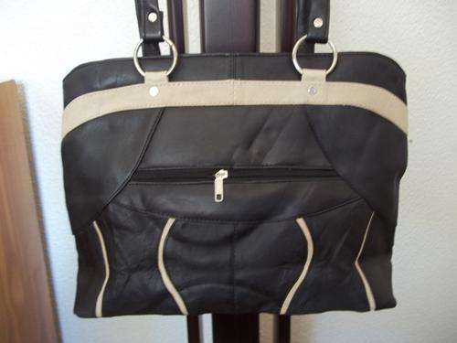 ONLY ONE* GORGEOUS NEW ARRIVALS***Stunning REAL leather Hand Bag in BLACK . A great buy!.