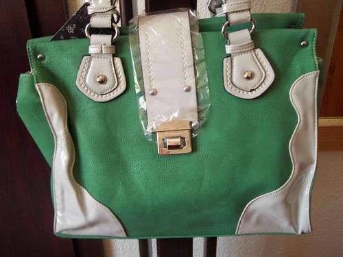 ONLY ONE***Stunning Ladies leather Bag in  GREEN.  Great quality,A Great buy!
