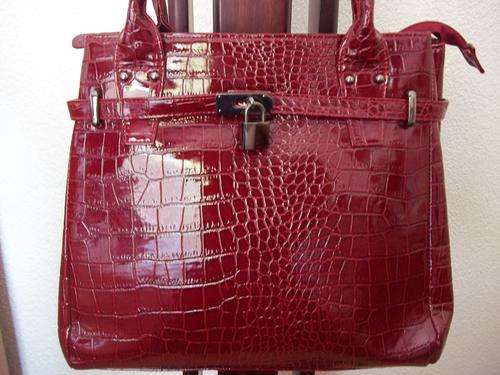 New Arrival***Stunning LadiesPATENT pu leather Bag in RED padlock Bag.  Great quality,A Great buy!