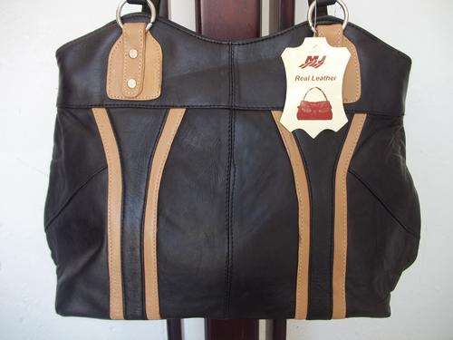 **late entry** GORGEOUS NEW ARRIVALS***Stunning REAL leather Hand Bag in BLACK . A great buy!.