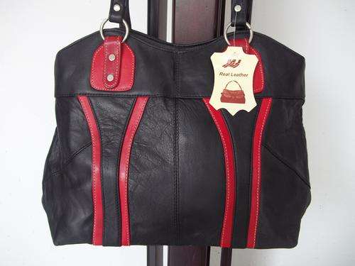 late entry*ONLY ONE* GORGEOUS NEW ARRIVALS***Stunning REAL leather Hand Bag in BLACK . A great buy!.