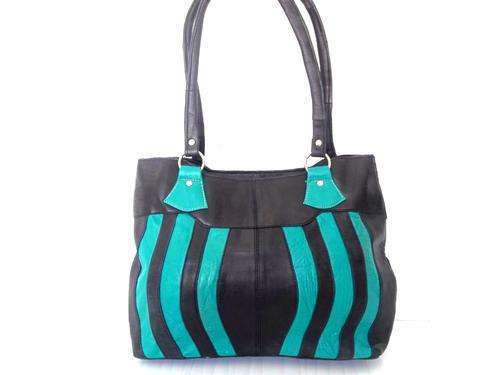 *Only one*Stunning 100% REAL LEATHER HAND BAG in Black and Green- Great quality, great Buy!