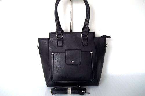 *Late entry*Stunning Ladies bonded leather Bag in a cLASSIC bLACK.  A Great buy! Excellent quality!