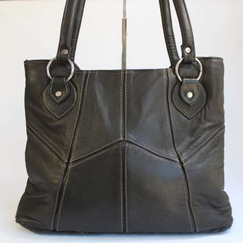 Stunning 100% Geniune LAMB LEATHER HANDBAG in Black- Classical style!