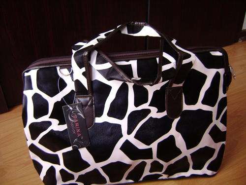 **LAST 1**Modern and trendy large animal print travel bag in faux leather- A great accessory