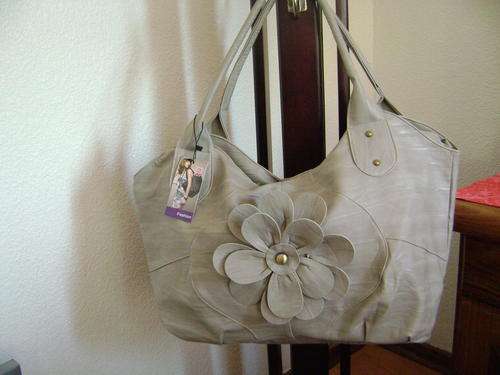 Trendy ladies Soft leather look bag in light grey!! A must have!!