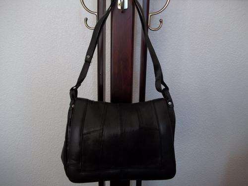 Stunning 100%  Genuine leather  Hand Bag in Beautiful Black.  Invest in leather,the smart choice.
