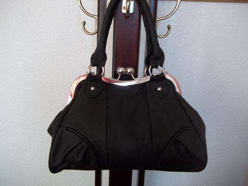 Stunning! ladies, PURSE TYPE, leather look bag in Black. Great quality, and absolutely beautiful